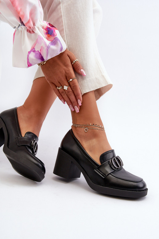 Absatzschuhe mit Ornamenten aus schwarzem Nedarea