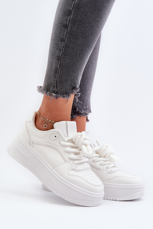 Chaussures modèle baskets avec plateforme en cuir écologique de couleur blanc Vhisper
