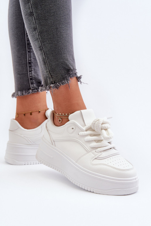 Chaussures modèle baskets avec plateforme en cuir écologique de couleur blanc Vhisper
