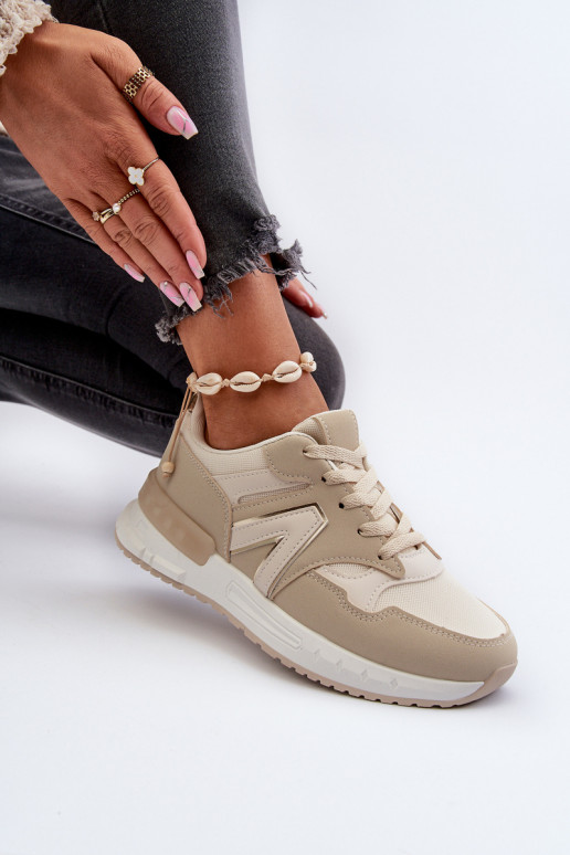 Sneakers-Modellschuhe aus beigem Öko-Leder von Vinelli Sneakers-Modellschuhe aus beigem Öko-Leder von Vinelli