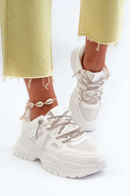 Sneakers-Modellschuhe mit modischen massiven Sohlen in der weißen Farbe Relissa Sneakers-Modellschuhe mit modischen massiven Sohlen in der weißen Farbe Relissa