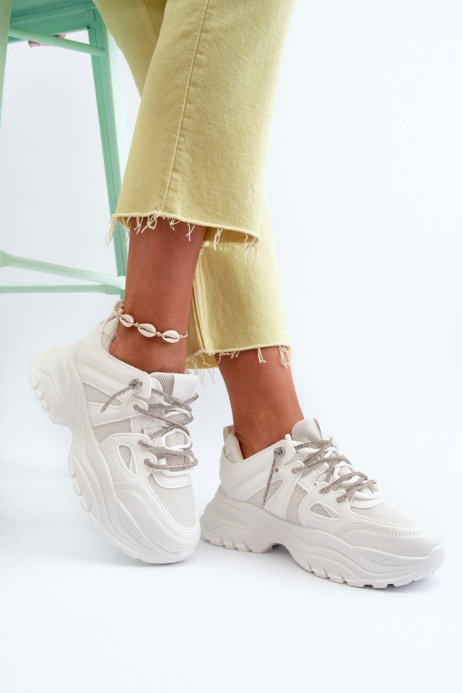 Sneakers-Modellschuhe mit modischen massiven Sohlen in der weißen Farbe Relissa Sneakers-Modellschuhe mit modischen massiven Sohlen in der weißen Farbe Relissa