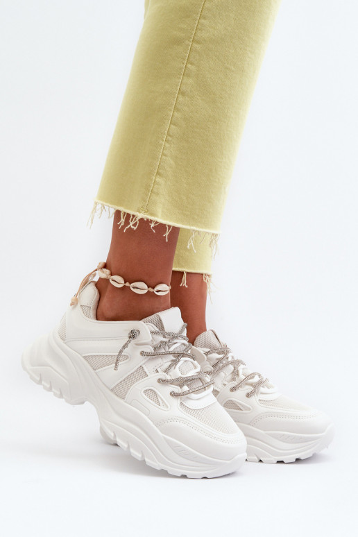 Sneakers-Modellschuhe mit modischen massiven Sohlen in der weißen Farbe Relissa Sneakers-Modellschuhe mit modischen massiven Sohlen in der weißen Farbe Relissa