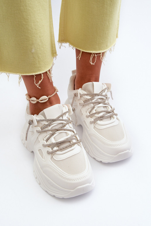 Sneakers-Modellschuhe mit modischen massiven Sohlen in der weißen Farbe Relissa Sneakers-Modellschuhe mit modischen massiven Sohlen in der weißen Farbe Relissa