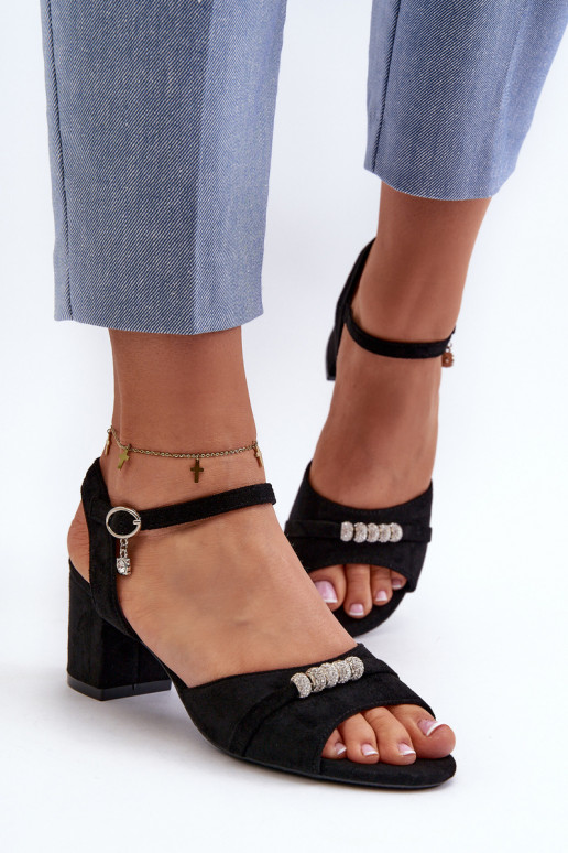 Damessandalen gemaakt van eco suède met hakken met mooie details in zwart Narhi Damessandalen gemaakt van eco suède met hakken met mooie details in zwart Narhi