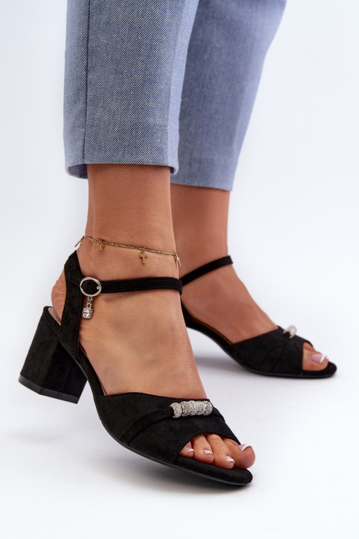 Sandales pour femmes en éco-daim à talons avec de beaux détails en noir Narhi