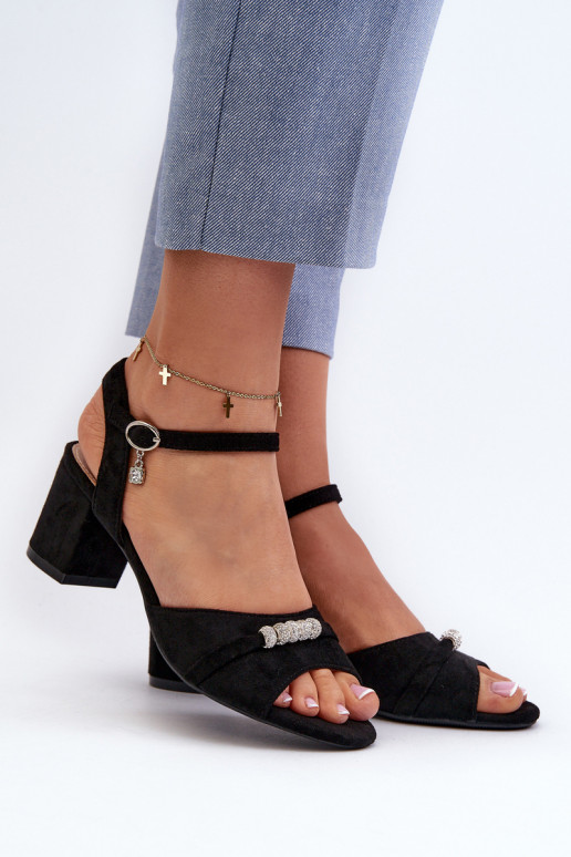 Damensandalen aus Öko-Wildleder mit Absätzen mit schönen Details in schwarzem Narhi