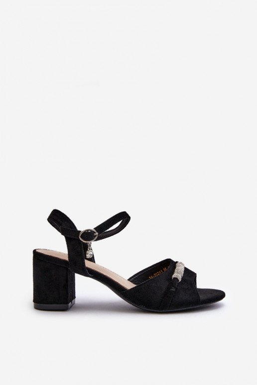 Sandales pour femmes en éco-daim à talons avec de beaux détails en noir Narhi