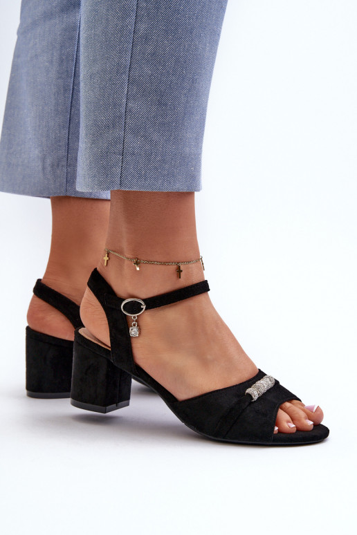 Damensandalen aus Öko-Wildleder mit Absätzen mit schönen Details in schwarzem Narhi