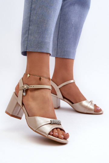 Sandales pour femmes en simili cuir avec talons et beaux détails dorés Narhi 2