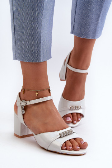 Sandales pour femmes en simili cuir avec talons et beaux détails argentés Narhi