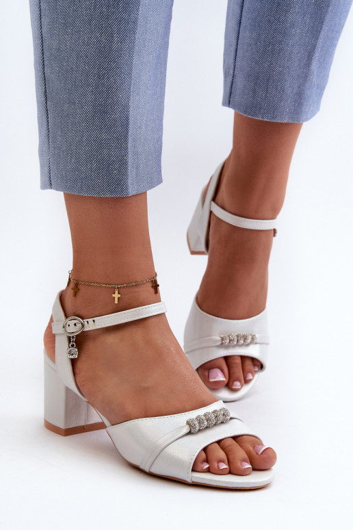 Damensandalen Eko mit Absatz und schönen Details in der silbernen Farbe Narhi