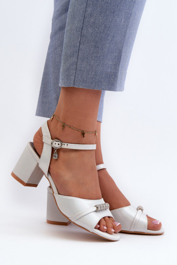 Sandales pour femmes en simili cuir avec talons et beaux détails argentés Narhi 2