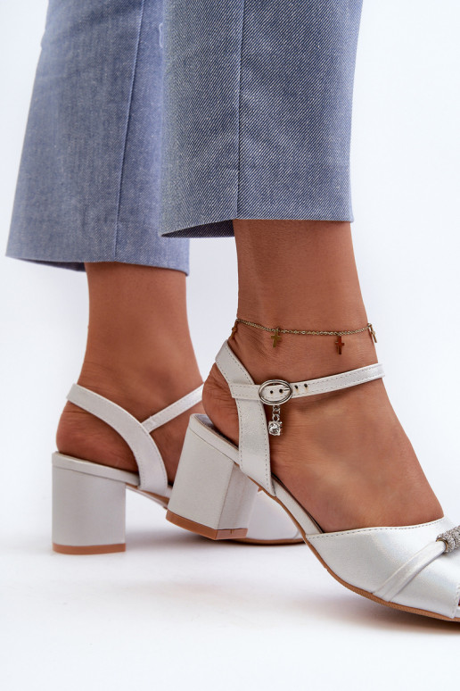 Damensandalen Eko mit Absatz und schönen Details in der silbernen Farbe Narhi