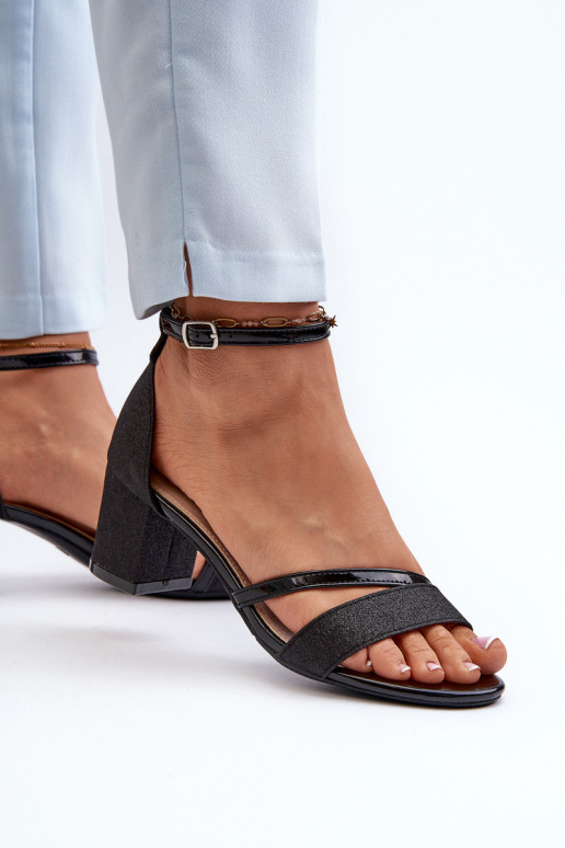 Glänzende Sandalen mit niedrigem Absatz in der Farbe Schwarz von Ploemis Glänzende Sandalen mit niedrigem Absatz in der Farbe Schwarz von Ploemis