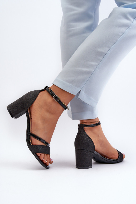 Sandales brillantes à talons bas de couleur noire Ploemis