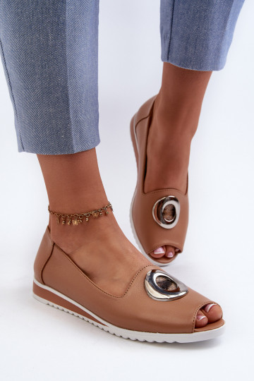 Zandkleurige schoenen met ornamenten van kunstleer Biolita