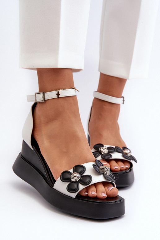 Sandales pour femmes à plateforme I Koturnie avec fleurs de couleur blanc Foviana Sandales pour femmes à plateforme I Koturnie avec fleurs de couleur blanc Foviana