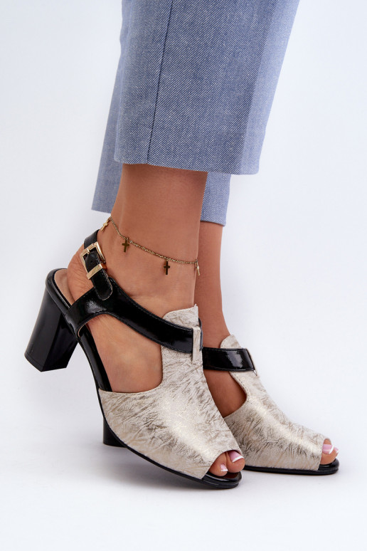 Damen-Sandalen mit hohen Absätzen aus Öko-Leder in der goldschwarzen Farbe Queenmarie Damen-Sandalen mit hohen Absätzen aus Öko-Leder in der goldschwarzen Farbe Queenmarie