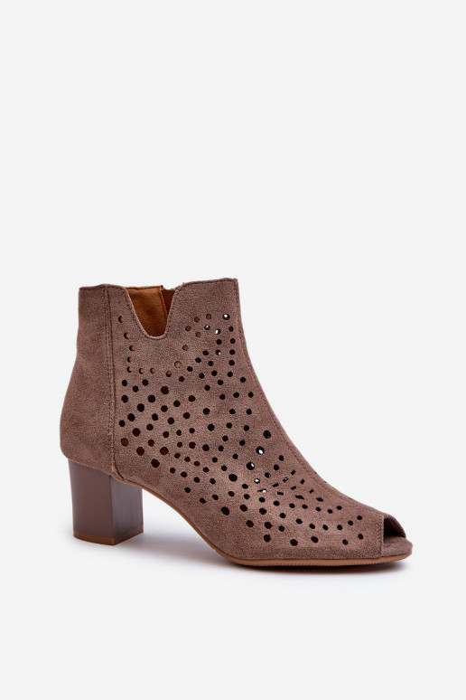 Durchbrochene Damenstiefel mit offenem Zehenbereich aus Bio-Wildleder und hohem Absatz in Braun von Halania