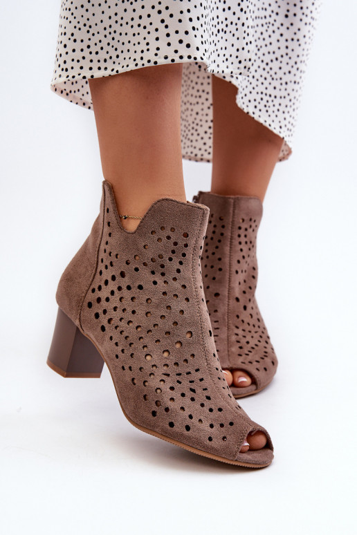 Boots femme à talon et bout ouvert en daim biologique ajouré Marron Halania Boots femme à talon et bout ouvert en daim biologique ajouré Marron Halania