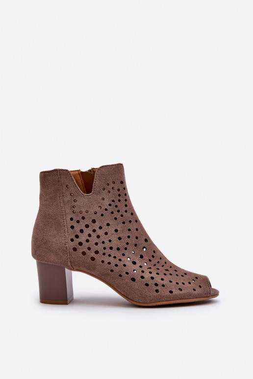 Durchbrochene Damenstiefel mit offenem Zehenbereich aus Bio-Wildleder und hohem Absatz in Braun von Halania