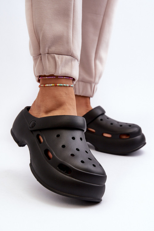 Lichte pantoffels Damespantoffels met modieuze massieve zool in de zwarte kleur Danollia