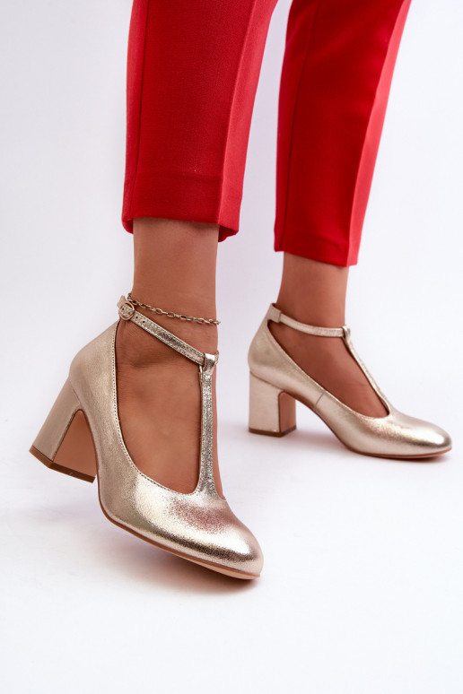 Schuhe aus Öko-Leder mit Absätzen in der Farbe Gold von Raniyah