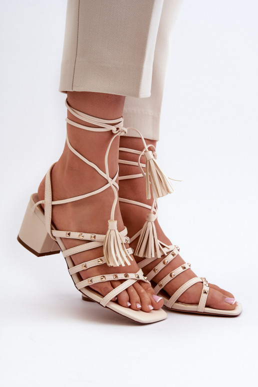 Ozdobione beige Chrisele sandalen met lage hak en veters Ozdobione beige Chrisele sandalen met lage hak en veters