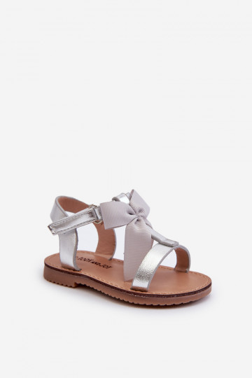 Sandalen für Kinder mit Bändern und Klebeverschlüssen in der Farbe Silber Joratia 2
