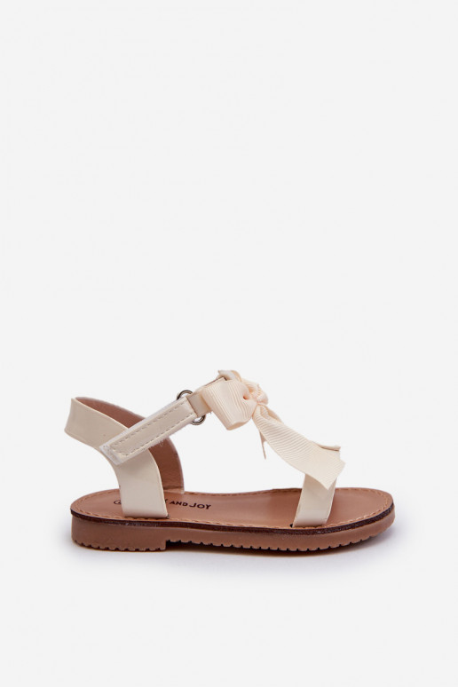 Joratia Lackledersandalen für Kinder mit Bändern und Klebeverschlüssen in Elfenbein Joratia Lackledersandalen für Kinder mit Bändern und Klebeverschlüssen in Elfenbein