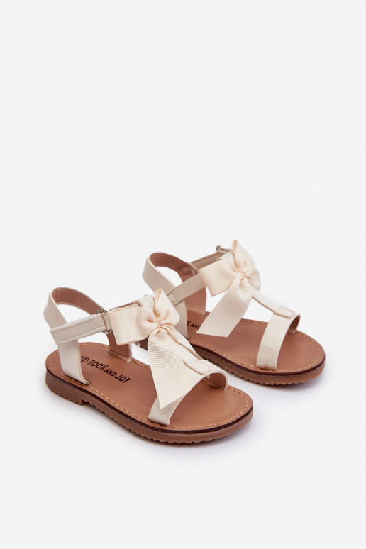 Joratia lakleren sandalen voor kinderen met linten en zelfklevende sluitingen in ivoor Joratia lakleren sandalen voor kinderen met linten en zelfklevende sluitingen in ivoor