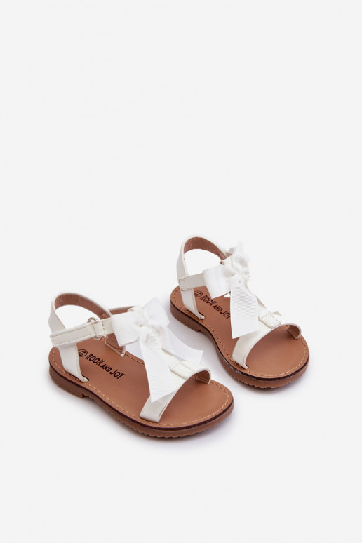 Sandales laquées Enfant avec rubans à attaches adhésives de couleur blanc Joratia Sandales laquées Enfant avec rubans à attaches adhésives de couleur blanc Joratia