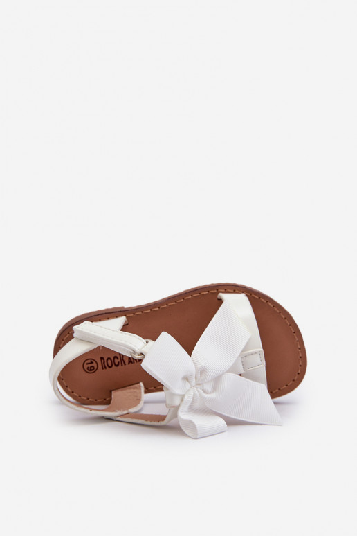 Sandales laquées Enfant avec rubans à attaches adhésives de couleur blanc Joratia Sandales laquées Enfant avec rubans à attaches adhésives de couleur blanc Joratia
