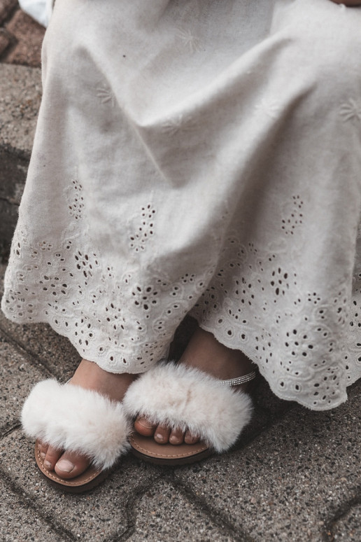 sandales Enfants avec attaches adhésives avec fourrure de couleur blanc Rosavere