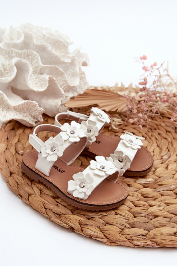 Lackierte Kindersandalen Ozdobione mit Blumenmotiven Tinette in Weiß