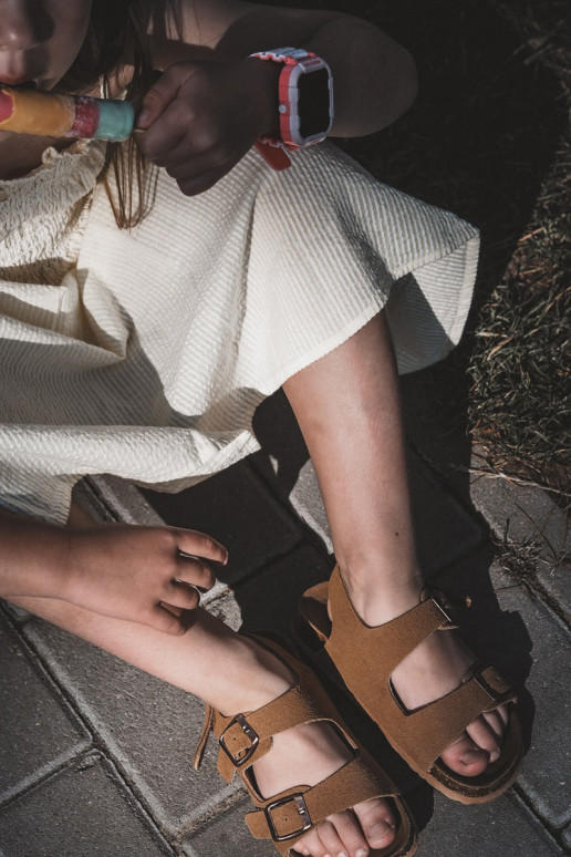 Sandalen Kinderplattform mit Klebeverschlüssen braune Farbe Rorria