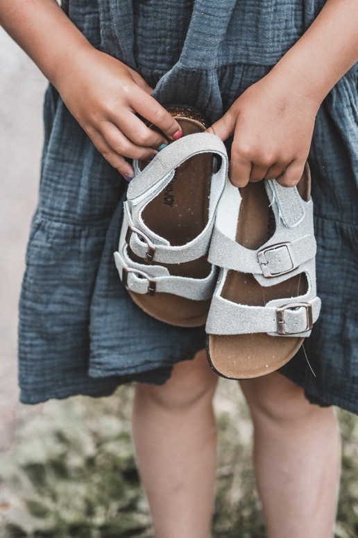 sandales Plateforme enfant avec attaches adhésives couleur gris Rorria
