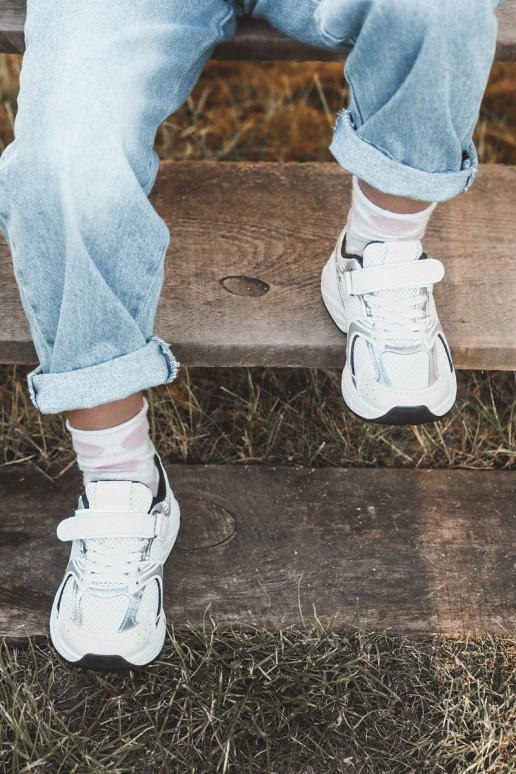 Kindersportschuhe Sneakers Modellschuhe mit Klebeverschlüssen Weiß-schwarze Farbe Ephona Kindersportschuhe Sneakers Modellschuhe mit Klebeverschlüssen Weiß-schwarze Farbe Ephona