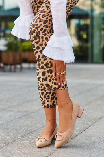 Schoenen met lage hakken en ornamenten van eco-suède S.Barski KV27-034 beige 2