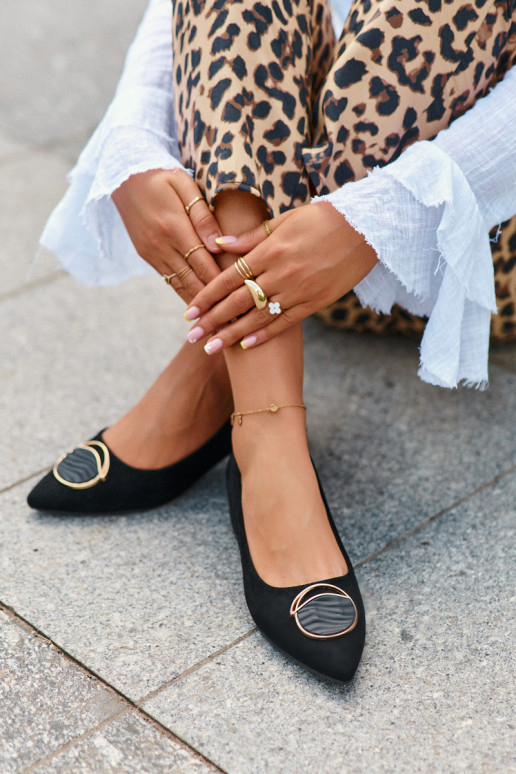 Schoenen met lage hak Z gemaakt van eco-suède S.Barski KV27-037 zwarte kleur Schoenen met lage hak Z gemaakt van eco-suède S.Barski KV27-037 zwarte kleur