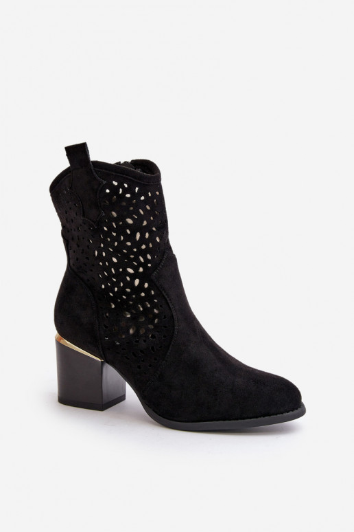 Bottines ajourées à talons Z en éco-daim Buckled To the Castle couleur noire Sevana Bottines ajourées à talons Z en éco-daim Buckled To the Castle couleur noire Sevana