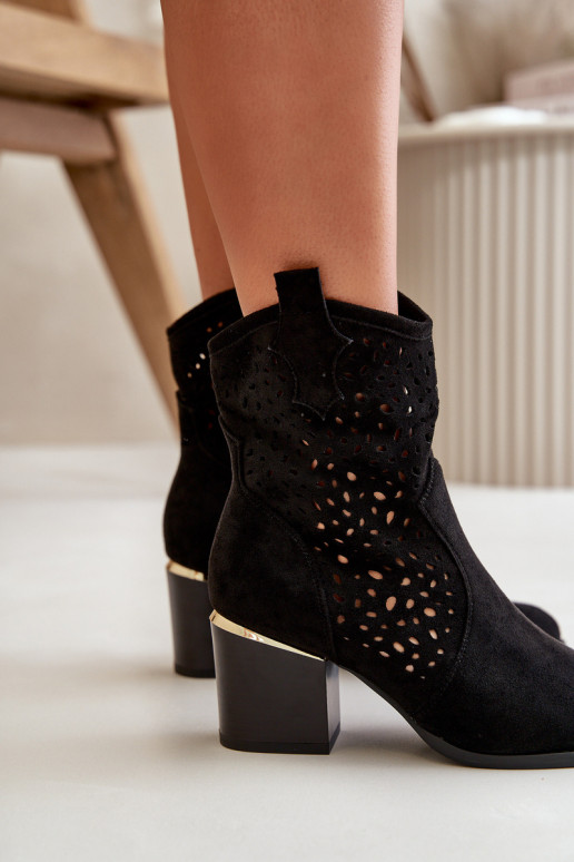 Durchbrochene Stiefel mit Absatz Z aus Öko-Wildleder Buckled To the Castle in schwarzer Farbe Sevana Durchbrochene Stiefel mit Absatz Z aus Öko-Wildleder Buckled To the Castle in schwarzer Farbe Sevana