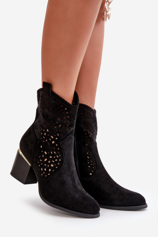 Bottines ajourées à talons Z en éco-daim Buckled To the Castle couleur noire Sevana Bottines ajourées à talons Z en éco-daim Buckled To the Castle couleur noire Sevana