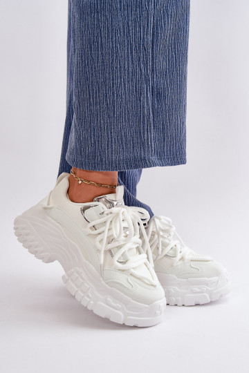 Sneakers Modell Schuhe Damen mit modischen massiven Sohlen in der weißen Farbe Nevela