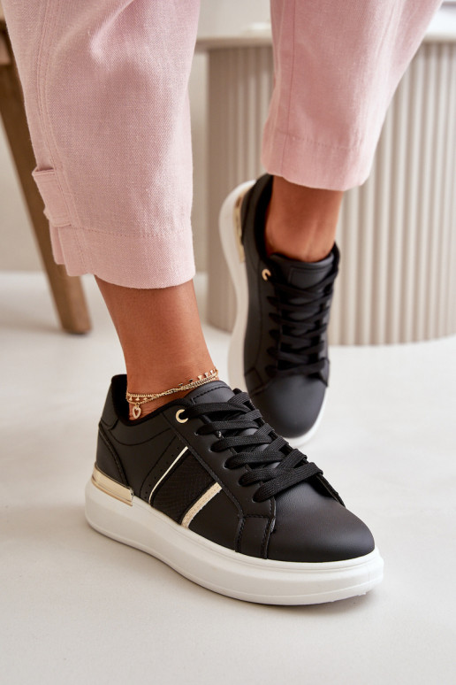Dit zijn hoogwaardige sneakers-modelschoenen voor dames met een platform gemaakt van eco-leer in zwarte kleur in Nevis Dit zijn hoogwaardige sneakers-modelschoenen voor dames met een platform gemaakt van eco-leer in zwarte kleur in Nevis