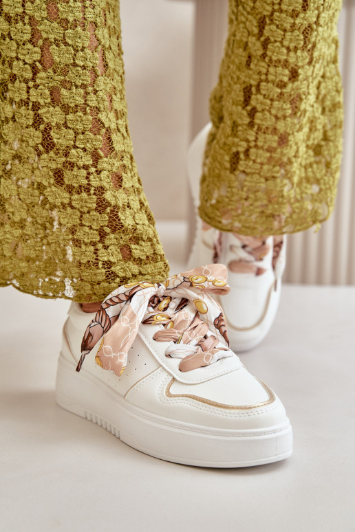 Baskets modèle chaussures pour femmes avec plateforme avec lacets décoratifs de couleur blanche Mistra