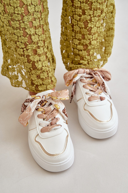 Baskets modèle chaussures pour femmes avec plateforme avec lacets décoratifs de couleur blanche Mistra