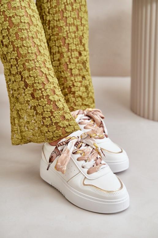 Sneakers Modell Schuhe Damen mit Plateau mit dekorativen Schnürsenkeln in der weißen Farbe Mistra