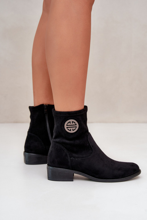 Damen-Stiefeletten mit Reißverschlüssen im Schloss. Mit dekorativen Details aus Öko-Wildleder in der Farbe Schwarz von Lerioria